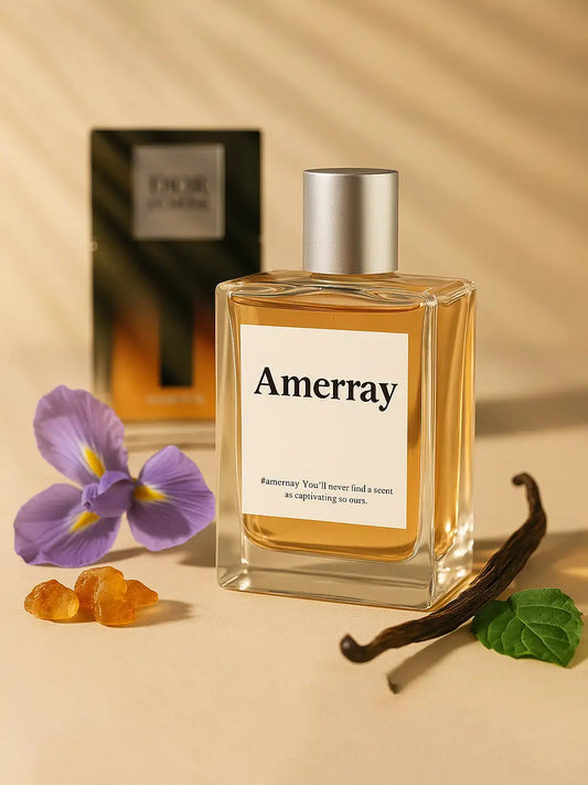 Amerray parfum au premier plan avec liquide ambré, Dior Homme Parfum 2025 légèrement flou en arrière-plan, entourés d’iris, ambre, vanille et vétiver sous des rayons de soleil.