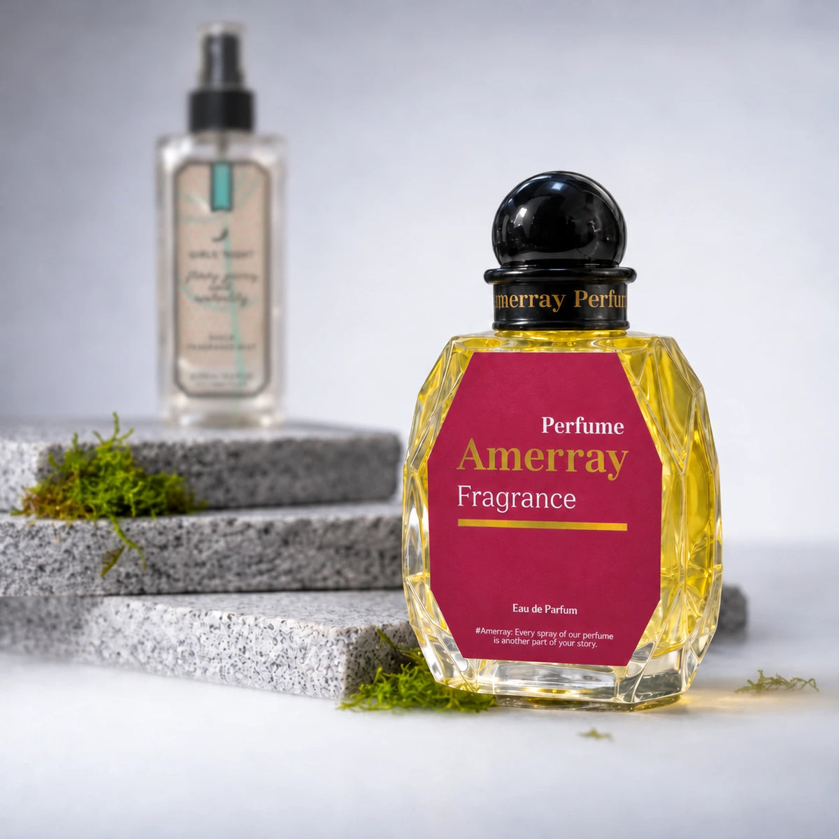 Parfum Amerray à l’étiquette rose avec le parfum Girls’ Night flouté en arrière-plan.