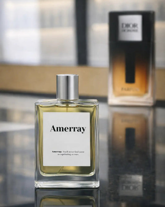 Amerray parfum au premier plan avec liquide ambré, Dior Homme Parfum 2025 légèrement flou en arrière-plan, entourés d’iris, ambre, vanille et vétiver sous des rayons de soleil.